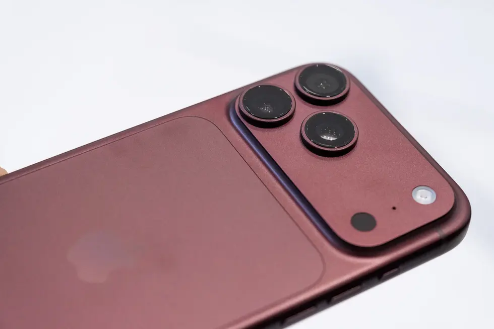 Первый взгляд на iPhone 18 Pro и 18 Pro Max: бордовый цвет, улучшенные камеры и еще больше мощности