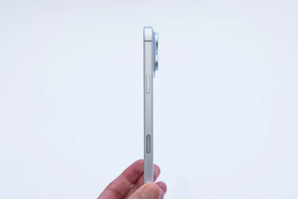 Первый взгляд на iPhone 18 Pro и 18 Pro Max: бордовый цвет, улучшенные камеры и еще больше мощности