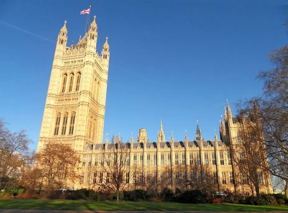 APPG берёт на прицел дебанкинг криптофирм британскими банками до дедлайна FCA в 2027 году