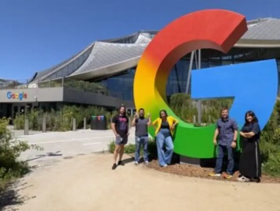 Статуя логотипа G от Google выглядит свежо с обновлённой покраской