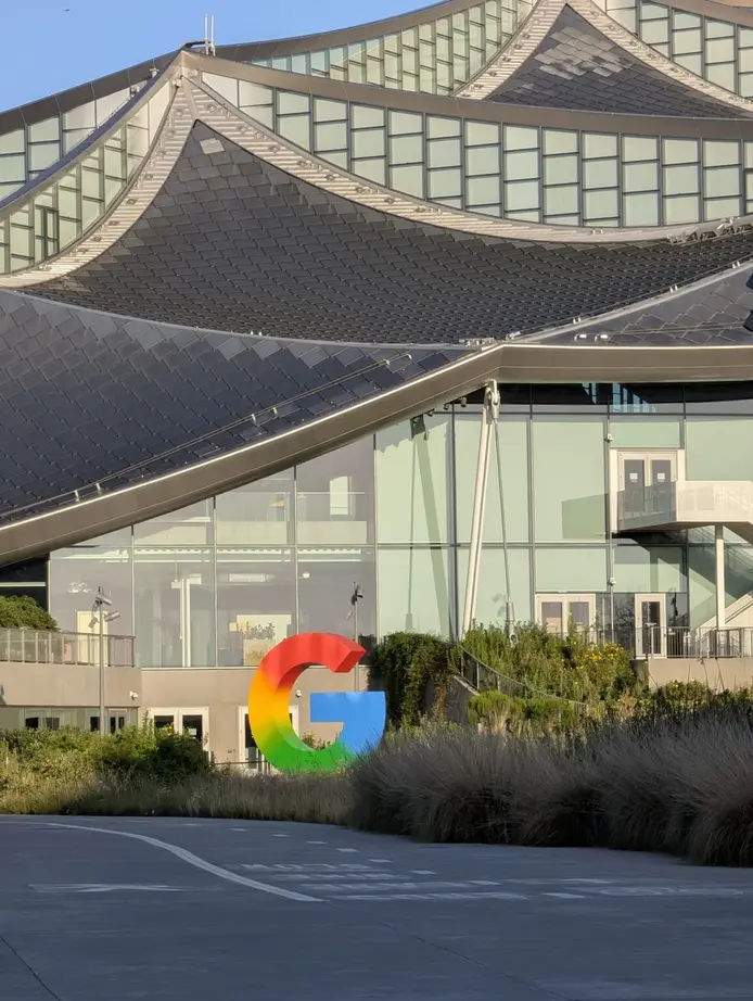 Статуя логотипа G от Google выглядит свежо с обновлённой покраской