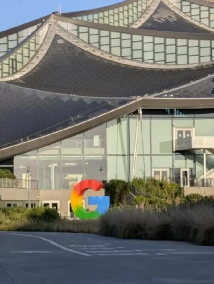 Статуя логотипа G от Google выглядит свежо с обновлённой покраской