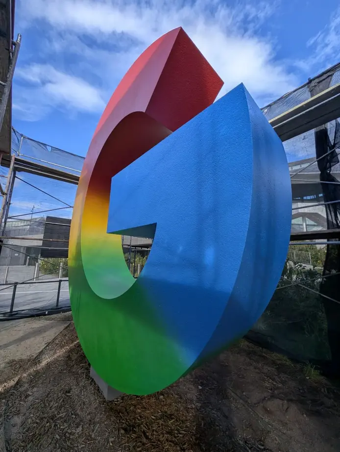 Статуя логотипа G от Google выглядит свежо с обновлённой покраской