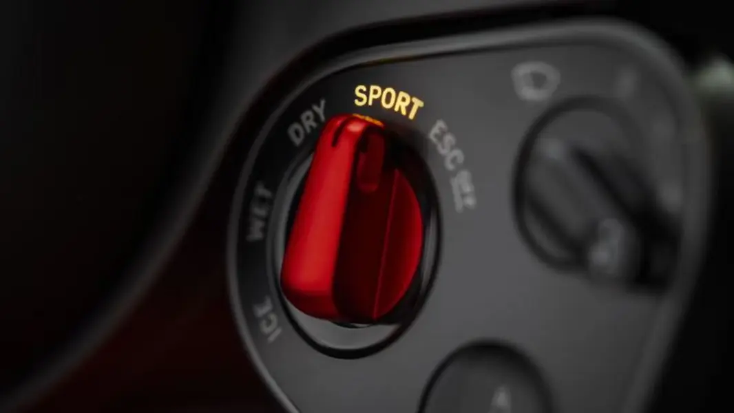 Ferrari представила электрокар за 640 000 долларов, разработанный совместно с Джони Айвом