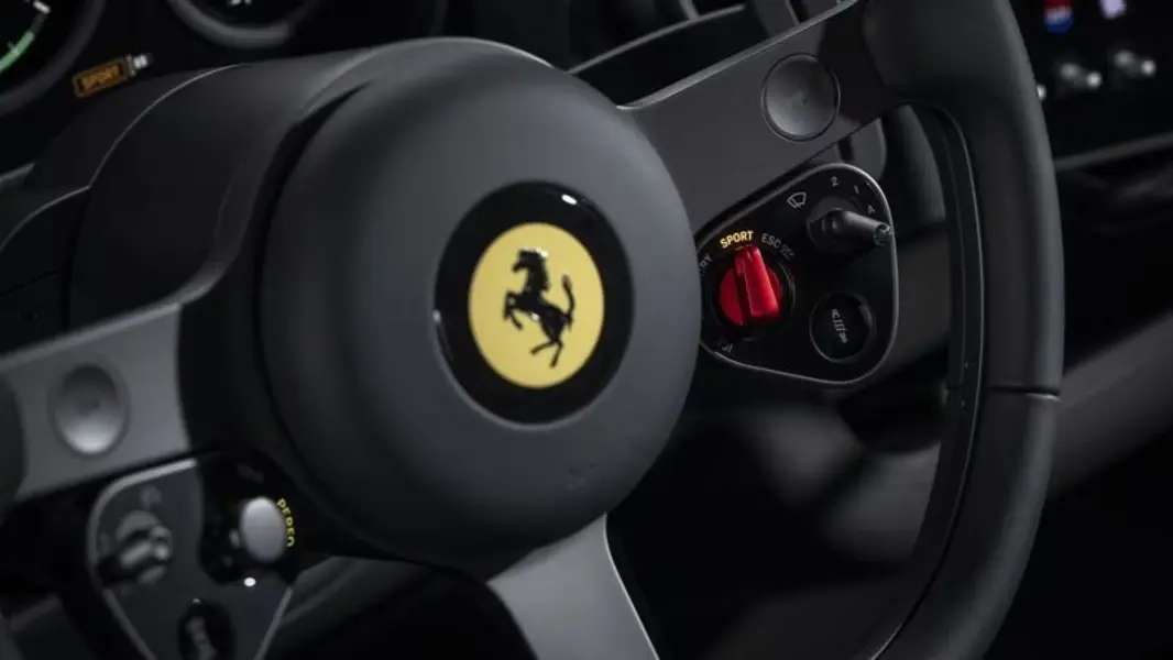 Ferrari представила электрокар за 640 000 долларов, разработанный совместно с Джони Айвом