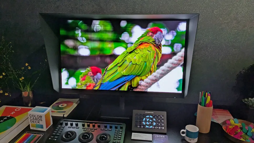 Огромный 52-дюймовый монитор Dell превратит вас в повелителя локальной сети благодаря возможности работы с четырьмя экранами одновременно.