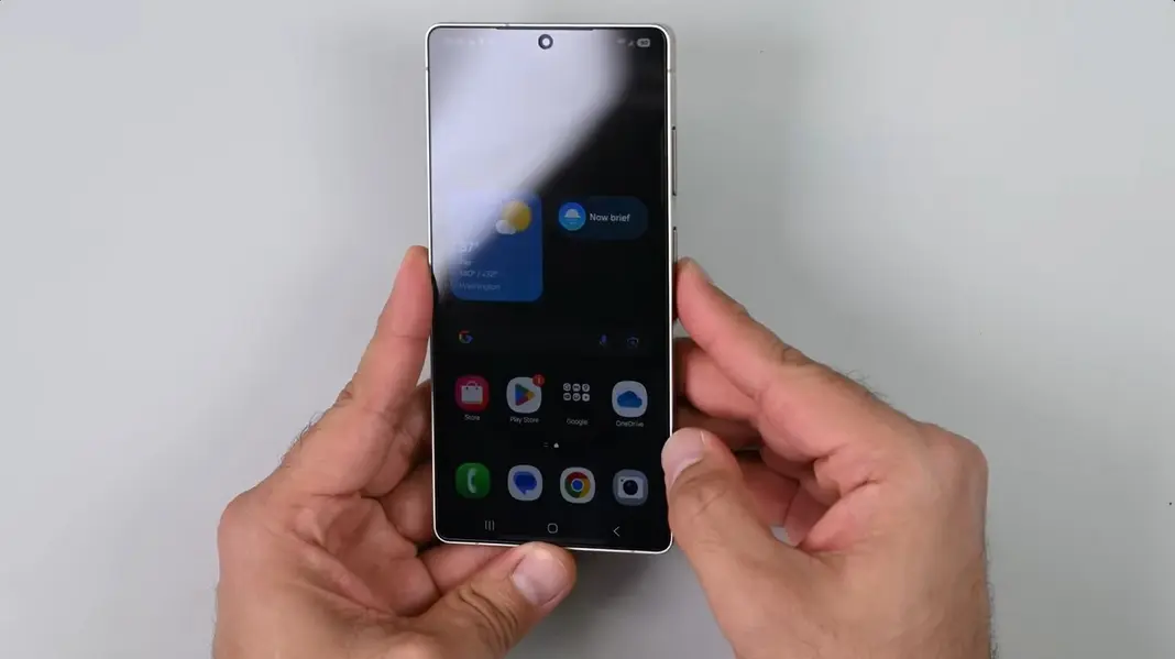 Разборка Samsung Galaxy S26 Ultra: легкая замена аккумулятора, но экран &mdash; настоящий кошмар